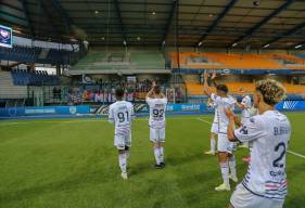 Les joueurs du Stade Malherbe Caen ont pu remercier la centaine de supporters présents à Troyes hier