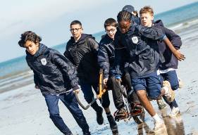 Moment de partage entre les jeunes joueurs du Stade Malherbe Caen et des enfants en situation de handicap