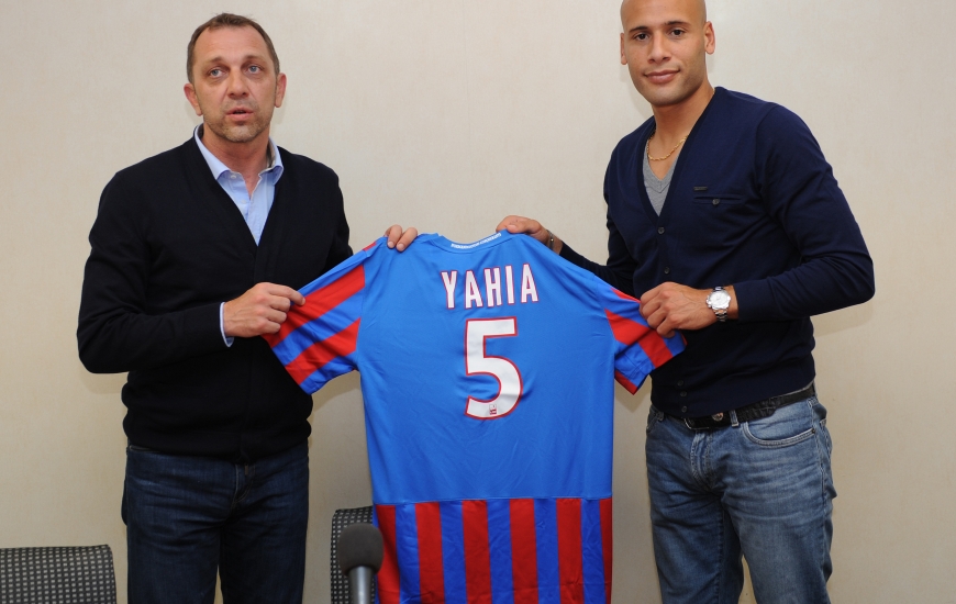 En parachevant son contrat mercredi 1er octobre, Alaeddine Yahia, ici avec Xavier Gravelaine, le directeur général malherbiste, devient la neuvième recrue du SM Caen.
