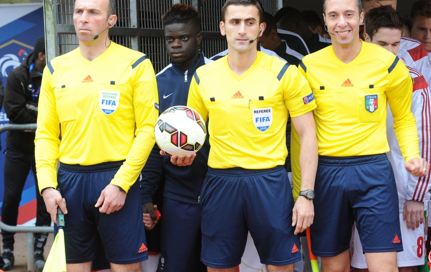 Pour les jeunes arbitres, une carrière derrière le sifflet peut permettre de participer à de grandes compétitions internationales et de découvrir les plus beaux stades du monde.