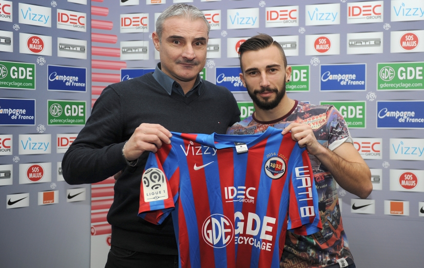 Tandis que Mathieu Duhamel a pris la direction de la Savoie, Nicolas Benezet, ici avec Alain Cavéglia, le directeur sportif du SMC, a effectué le chemin inverse.