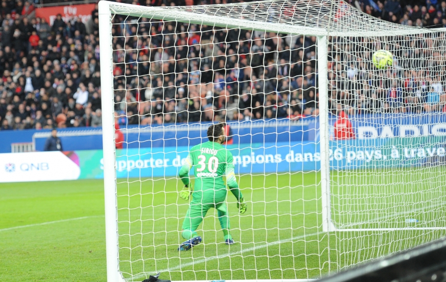 S'attendant à une frappe du droitier Julien Féret, le coup franc enveloppé du gauche d'Hervé Bazile laisse Salvatore Sirigu, le gardien du PSG, sans réaction.