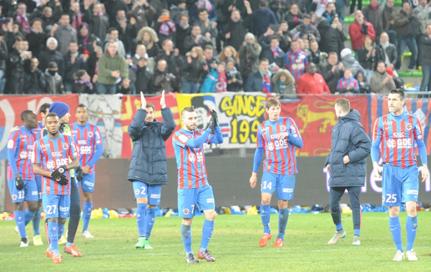 Communion entre le public et les joueurs après la victoire 4-1 face au RC Lens.