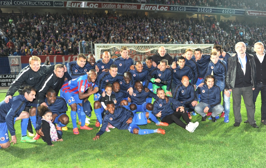 L'ensemble de l'effectif professionnel, le staff technique et le président Jean-François Fortin savourent leur maintien en Ligue 1 à l'issue de la 38e et dernière journée.