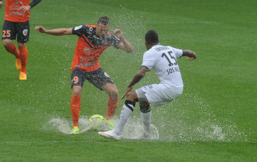 A l'image de Kévin Bérigaud et de Manu Imorou, Montpelliérains et Caennais ont dû jouer aux équilibristes sur une pelouse détrempée à la suite des intempéries sur La Paillade.