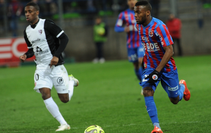Du haut de ses 19 printemps, Thomas Lemar, ici balle au pied devant le FC Metz, est le plus jeune élément de l'effectif du Stade Malherbe.