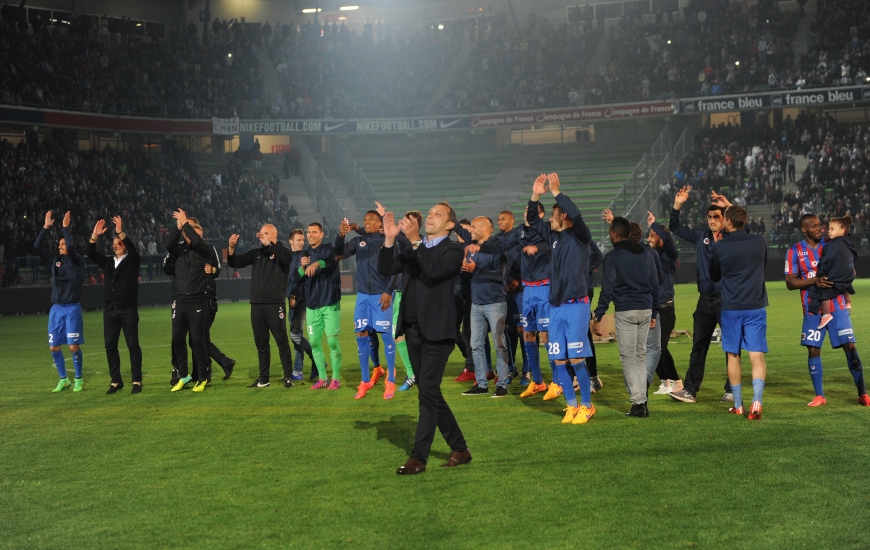 Xavier Gravelaine qui devance les joueurs et le staff lors des célébrations de joie pour le maintien a tenu la barre du SM Caen dans les bons comme dans les mauvais moments.
