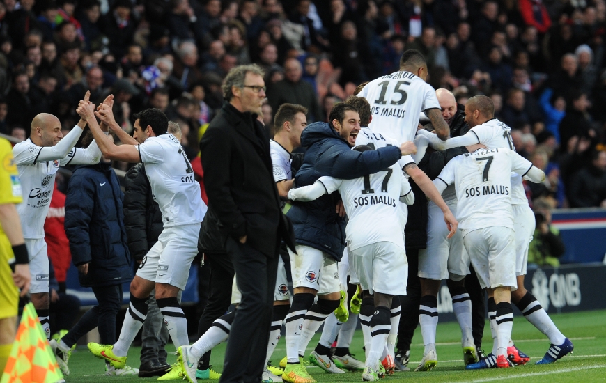 92'. Le banc caennais explose à la suite de l'égalisation d'Hervé Bazile laissant Laurent Blanc et les Parisiens à leurs regrets.