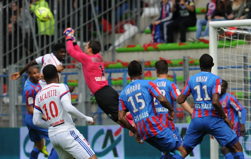 Rémy Vercoutre, impérial dans sa surface, repousse des deux poings un corner Lyonnais pour soulager sa défense.