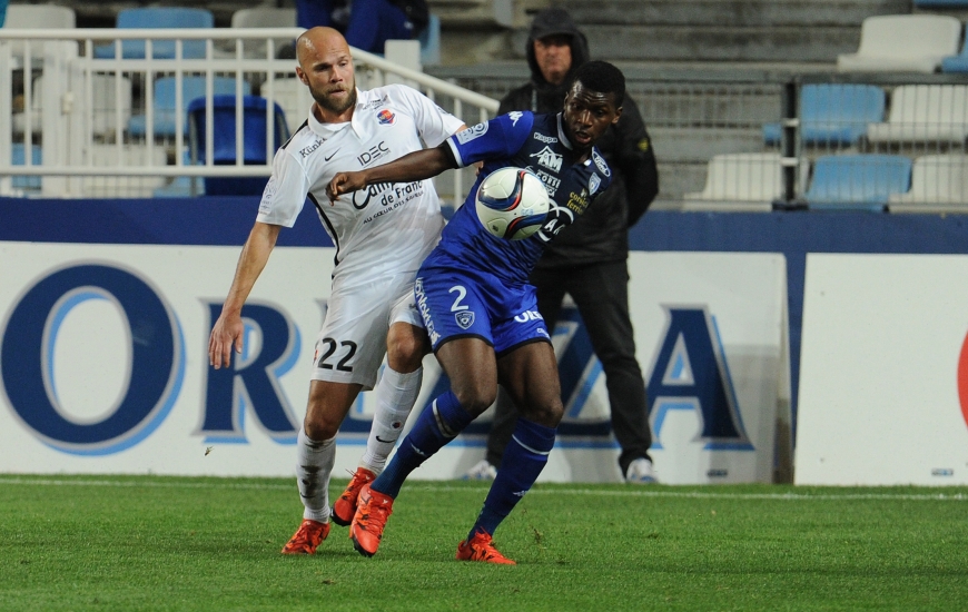 A la lutte, ici, avec la Bastiais Sadio Diallo, Alexandre Raineau possède un pied gauche extrêmement précis à l'image de sa passe décisive contre Nice en Coupe de la Ligue.