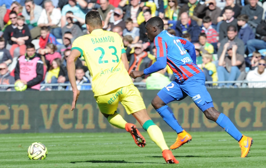 Meilleur buteur des Canaris avec deux réalisations, Yacine Bammou qui pouchasse, ici, Dennis Appiah, conduira une attaque nantaise revigorée.