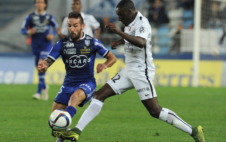 Julian Palmieri, ici à la lutte avec Dennis Appiah, fait partie des nombreux joueurs corses incertains pour le déplacement en Normandie.