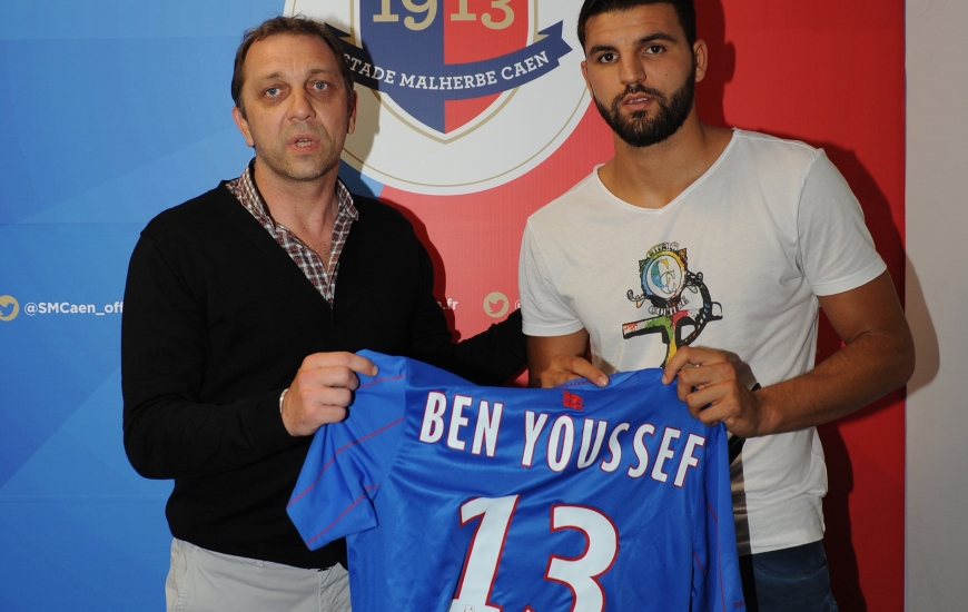 Syam Ben Youssef, qui prend ici la pose avec Xavier Gravelaine, le directeur général du Stade Malherbe, portera le numéro 13 sous les couleurs "Bleu et Rouge".