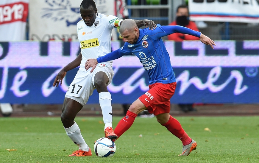 Face au bloc compact angevin, Vincent Bessat se méfie particulièrement des joueurs comme Cheikh N'Doye qui accompagne les actions jusqu'au bout.