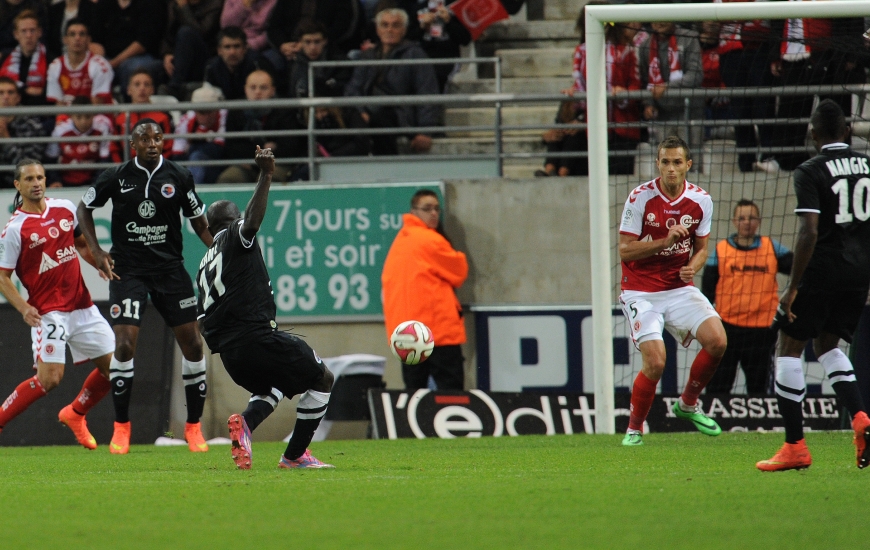 83'. Sur un débordement d'Hervé Bazile côté gauche, N'Golo Kanté ouvre le score d'un plat du pied croisé imparable dans le petit filet de Johny Placide.