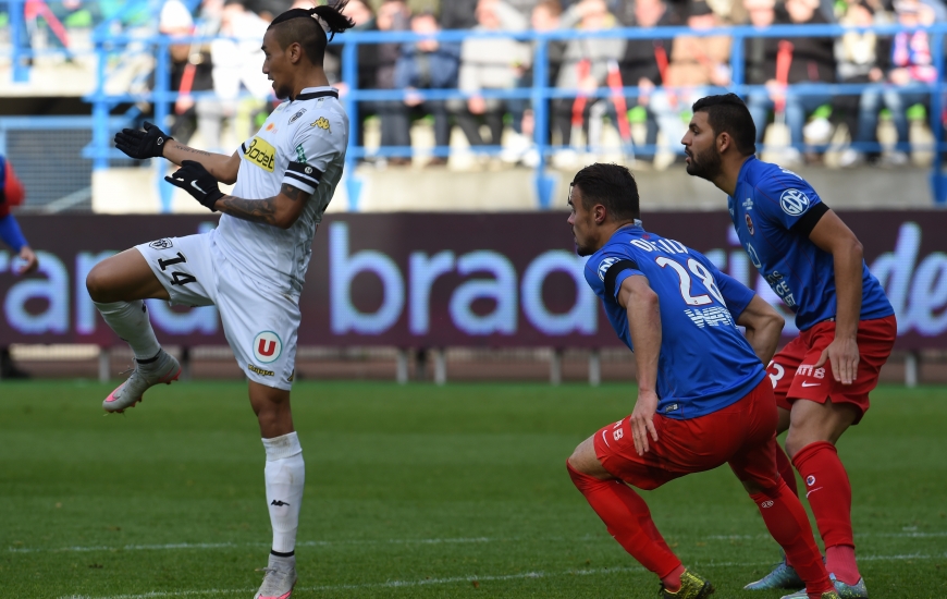 Totalement rétabli de son problème tendineux au mollet, Damien Da Silva, ici, entre Billy Ketkeophomphone et Syam Ben Youssef, devrait réintégrer le onze de départ du SMC.
