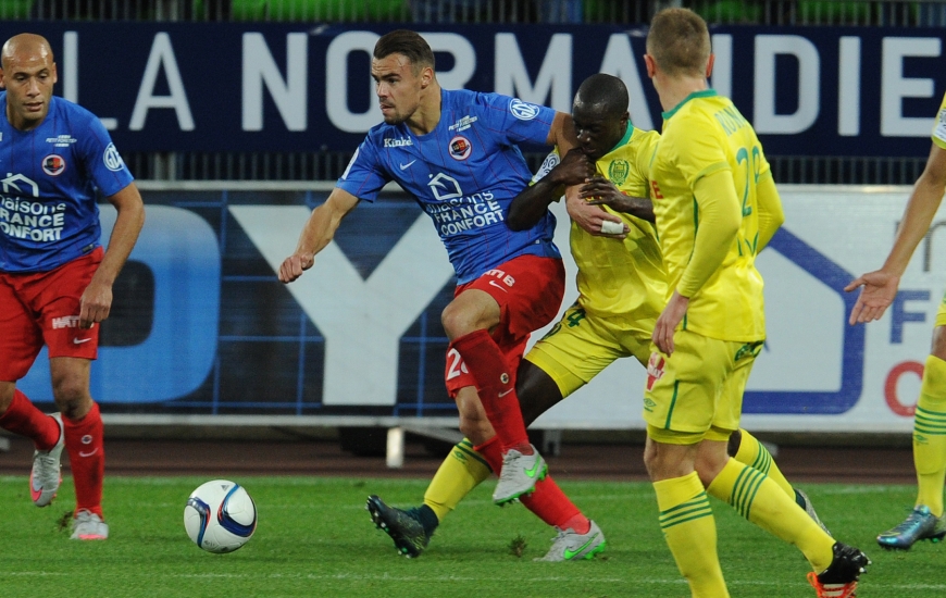 Absent depuis trois semaines à cause de douleurs intercostales, Damien Da Silva, compte tenu, qui plus est, du forfait d'Alaeddine Yahia, va retrouver une place de titulaire.