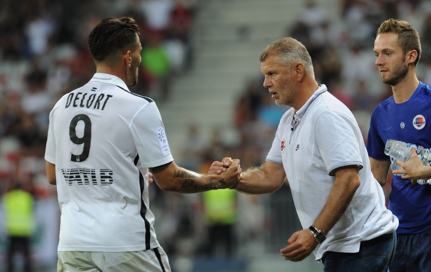 Parmi les points positifs, Patrice Garande qui félicite, ici, Andy Delort retenait la capacité de réaction de son équipe après l'ouverture du score niçoise.