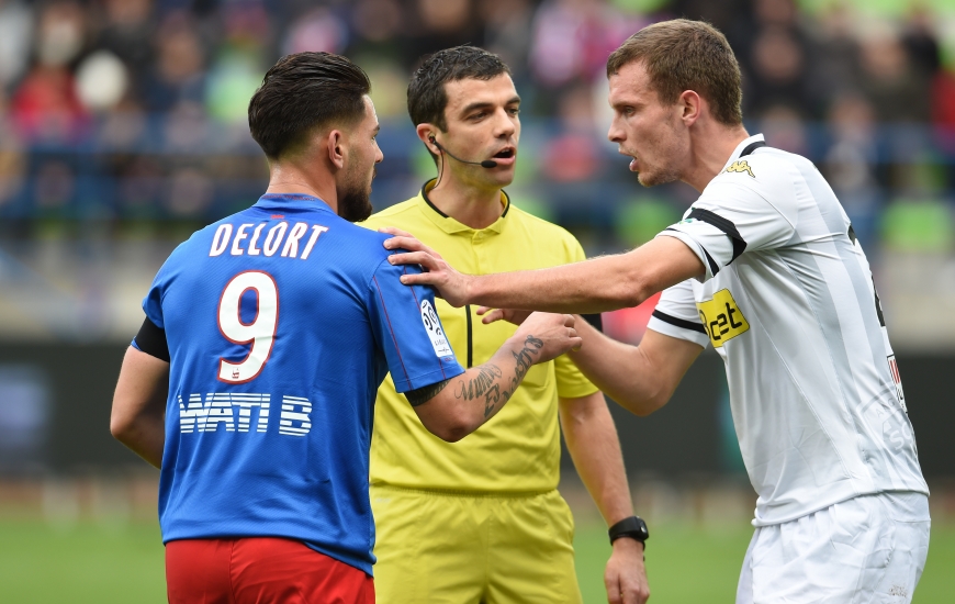 Pilier de la défense du SCO, Romain Thomas, ici, avec Andy Delort lors du match aller, fait partie des éléments angevins sollicités durant ce mercato.
