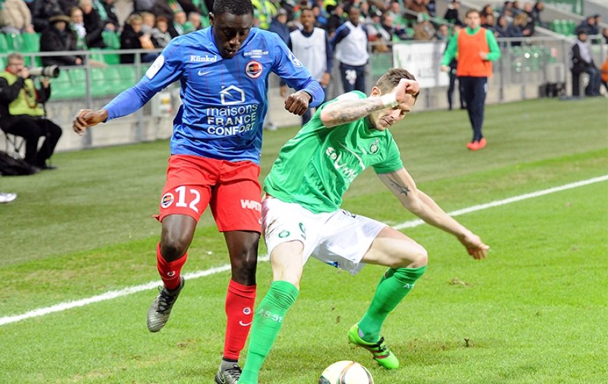A l'image de sa prestation face aux "Verts", ici, en duel contre Nolan Roux, Dennis Appiah se porte de plus en plus souvent aux avant-postes. Il ne lui manque plus qu'un but.
