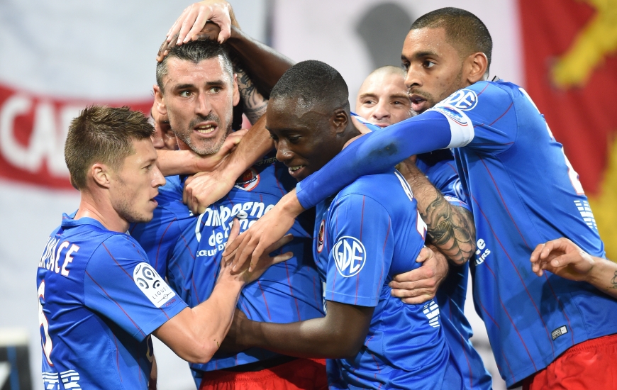 D'une chevauchée dont lui seul a le secret, Julien Féret, enlacé, ici, par ses partenaires, a mis le Stade Malherbe sur la voie du succès.