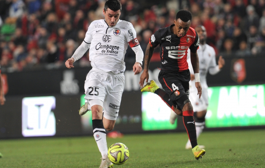 S'il retrouvera son club formateur, Julien Féret ne recroisera pas la route d'Edson Mexer ; le défenseur central rennais étant forfait à cause d'une lésion à la cuisse.