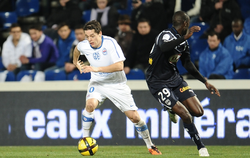 Auteur d'un but et d'une passe décisive en ce soir de février 2011, Romain Hamouma avait largement contribué à la victoire du SMC à Chaban-Delmas. Un des deux seuls succès dans l'histoire du club normand en terre bordelaise.