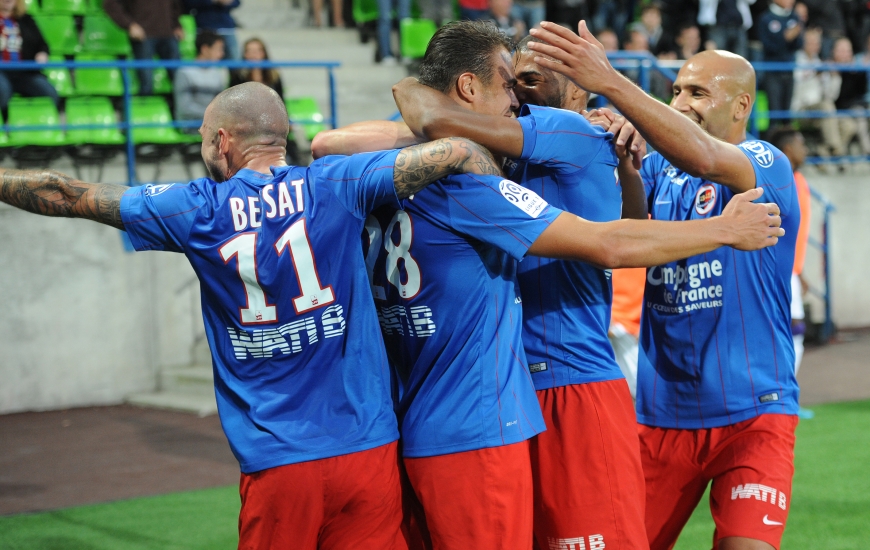 Alaeddine Yahia, Vincent Bessat et tous les Caennais enlacent Damien Da Silva, l'unique buteur d'une tête des 15 mètres face au Téfécé.