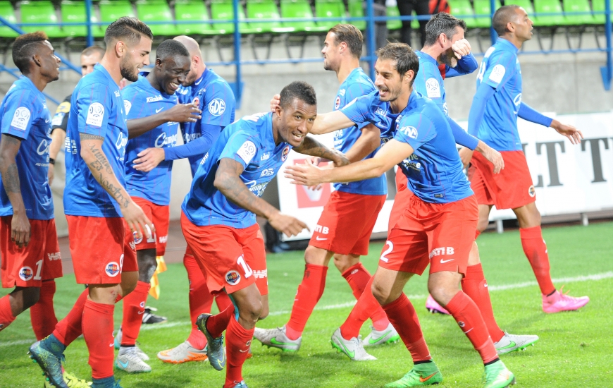 Pour son premier but en Ligue 1, celui qui offre le break au Stade Malherbe, Emmanuel Imorou est félicité par tous ses coéquipiers.