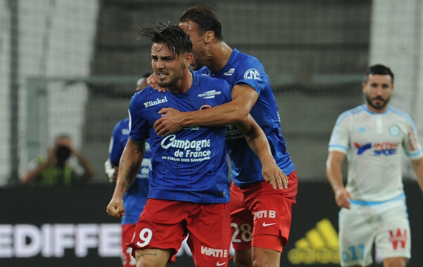 Toute la rage d'Andy Delort, ici félicité par Damien Da Dilva, après sa frappe des 20 mètres face à l'OM lors du match aller. Un but synonyme de victoire du SMC au Vélodrome.