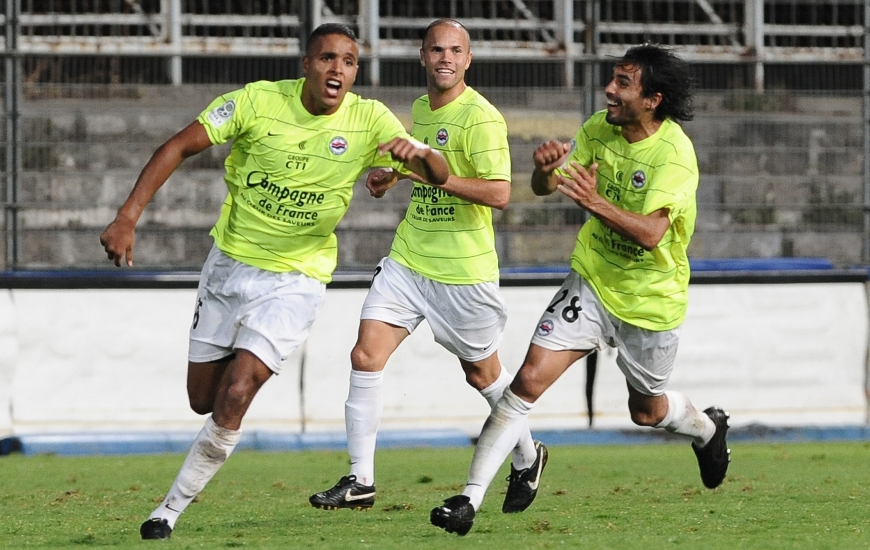 D'une tête lobée, Youssef El Arabi, ici fêté par Juan Eduardo Eluchans et Alexandre Raineau, avait offert la victoire au Stade Malherbe aux dépens du Sporting en 2009.