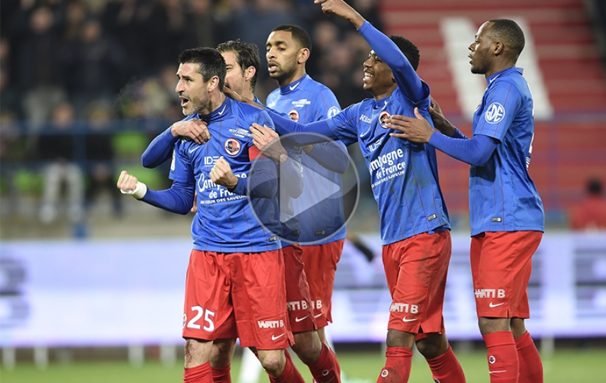 Toute la joie de Julien Féret, ici, félicité par Nicolas Seube, Jordan Nkololo, Hervé Bazile et Ronny Rodelin, auteur de l'égalisation sur un penalty suite à une main de Wallace.