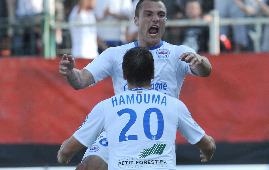 Toute la joie de Yohan Mollo qui saute dans les bras de Romain Hamouma. Le premier a transformé un coup franc juste avant la pause, le second a inscrit un doublé.