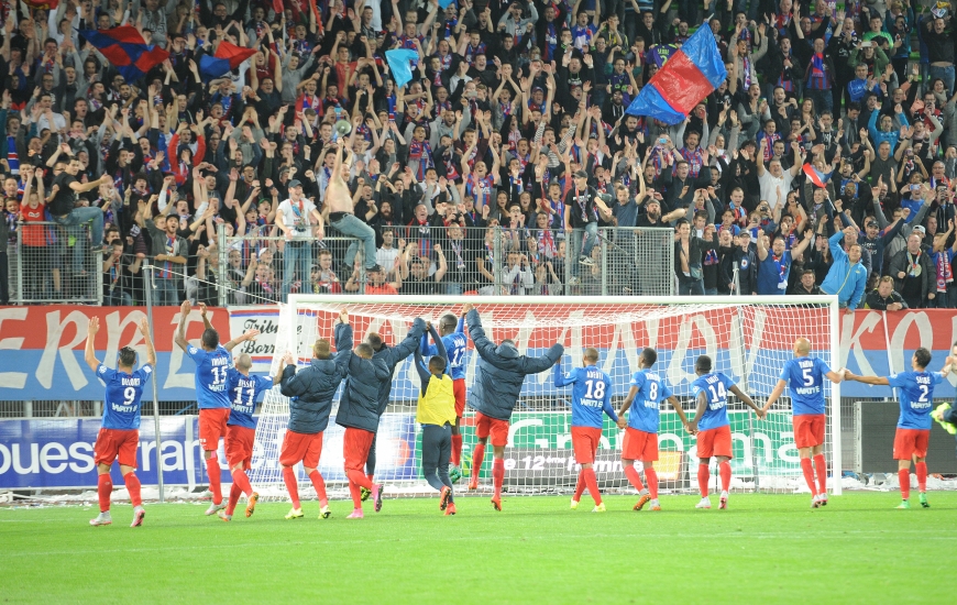 Vainqueurs à la dernière minute des arrêts de jeu, les Caennais ont longuement communié avec leurs supporters au coup de sifflet final.