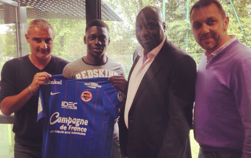 Jean-Victor Makengo en compagnie de son père, d'Alain Cavéglia et de Xavier Gravelaine, respectivement directeur sportif et directeur général du club normand, s'est engagé jusqu'en 2018 avec le Stade Malherbe.