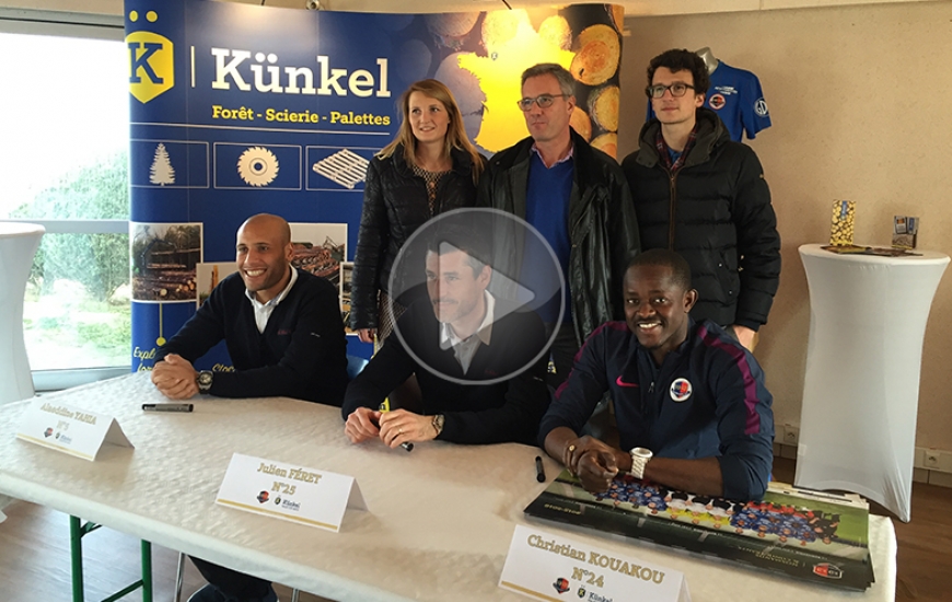 Christophe Künkel, en compagnie, ici, de ses deux enfants, Emilie et Alexandre, qui travaillent également dans l'entreprise, a fait découvrir sa scierie à Alaeddine Yahia, Julien Féret et Christian Kouakou.