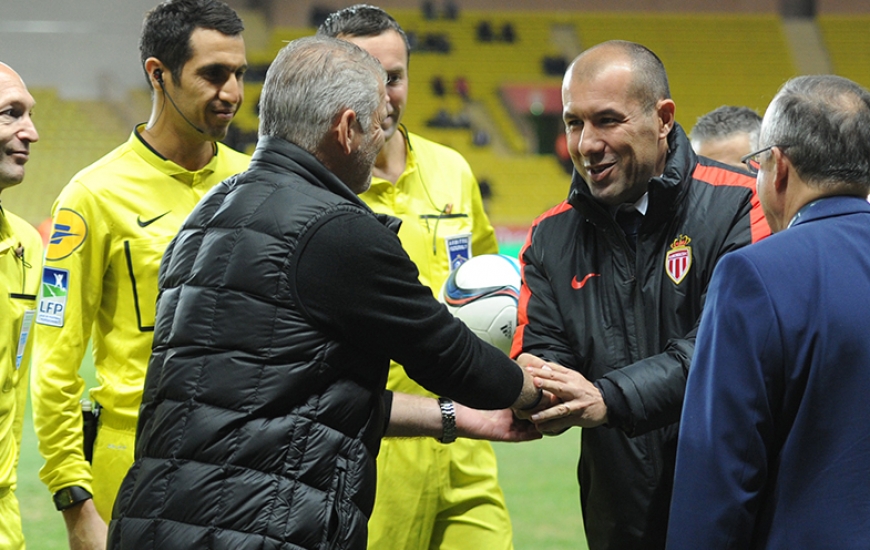 Leonardo Jardim qui salue, ici, Patrice Garande lors du match aller, souhaite que son équipe conserve ses huit points d'avance sur ses plus proches poursuivants dont le SMC.