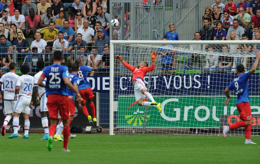 En première période, le gardien de l'OL Anthony Lopes, sauvé par sa transversale sur un coup franc d'Andy Delort, a réalisé de nombreux arrêts décisifs.