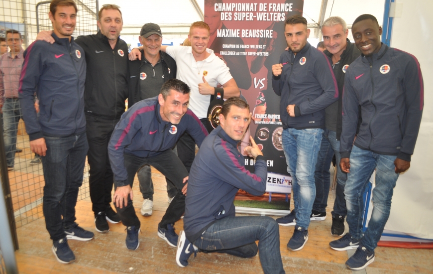 Lors de la Foire de Lessay, la délégation du Stade Malherbe composée de Xavier Gravelaine, Patrice Garande, Alain Cavéglia, Nicolas Seube, Julien Féret, Rémy Vercoutre, Andy Delort et Dennis Appiah n'a pas hésité à apporter son soutien à Maxime Beaussire.