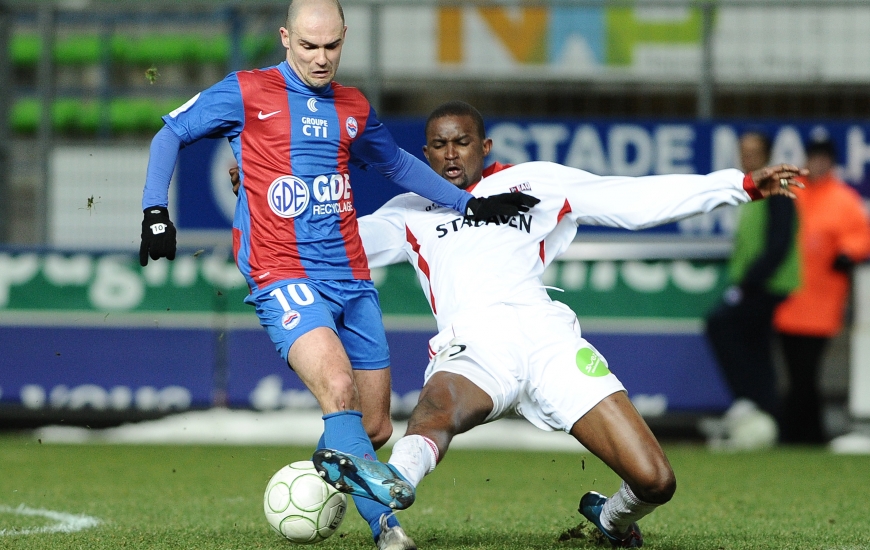 Durant une saison conclue sur un titre de champion de L2, le Stade Malherbe de Benjamin Nivet qui échappe, ici, à un tacle de Moustapha Diallo avait dominé Guingamp à d'Ornano.