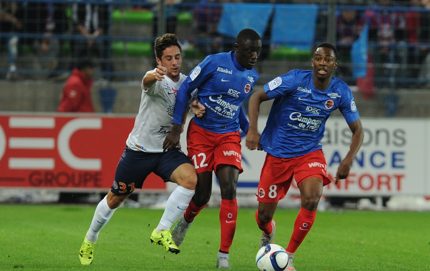 Non retenu dans le groupe caennais depuis le déplacement à Lorient, Jordan Nkololo, ici aux côtés de Dennis Appiah, effectue son retour dans les "18".