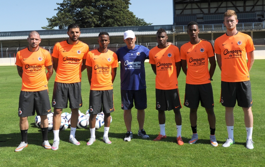 Patrice Garande pose avec les nouveaux visages du Stade Malherbe : les cinq premières recrues (Vincent Bessat, Syam Ben Youssef, Chaker Alhadhur, Jordan Nkololo, Florian Le Joncour) et le néo-pro Jordan Leborgne.