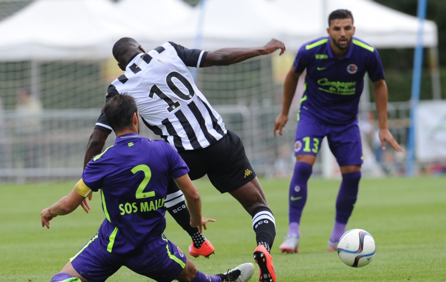 A l'image de Nicolas Seube qui tacle ici l'Angevin Gilles Sunu, la rencontre entre le Stade Malherbe et le SCO a été assez âpre.