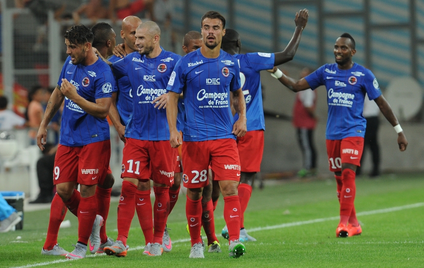 Toute l'équipe se rue sur Andy Delort pour le féliciter. Le nouveau n°9 du SMC a frappé un grand coup en offrant la victoire aux siens d'un tir des 20 mètres sous la barre.
