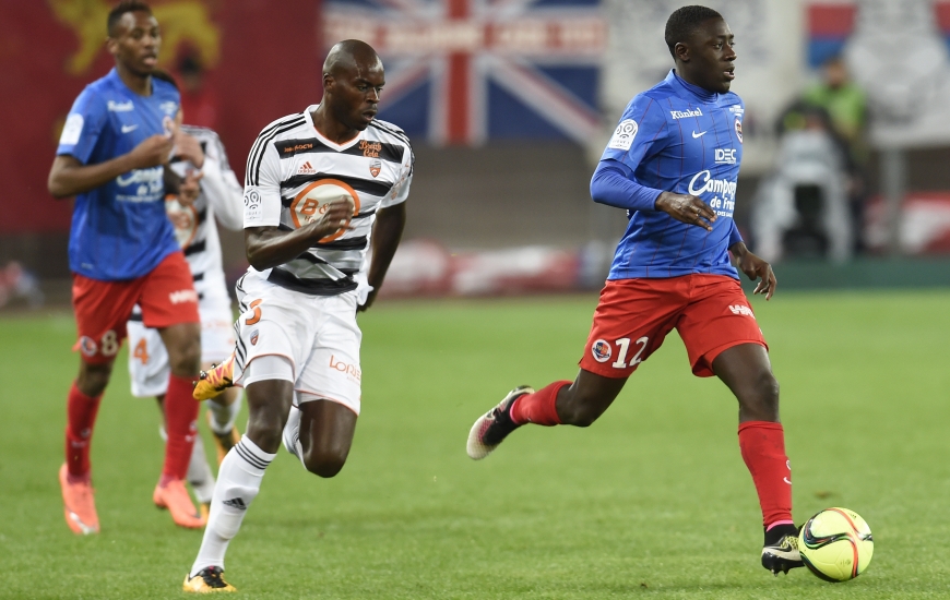 Malgré son premier but chez les professionnels, Dennis Appiah, pourchassé, ici, par l'ex-Caennais Yrondu Musavu-King, n'a pu empêcher la défaite du Stade Malherbe à domicile.