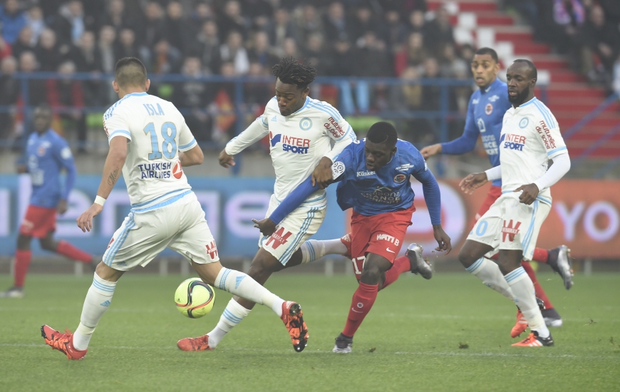 Pour sa première titularisation en Ligue 1, Jean-Victor Makengo, ici, encerclé par les Marseillais Mauricio Isla, Michy Batshuayi et Lassan Diarra, n'a pas démérité. 