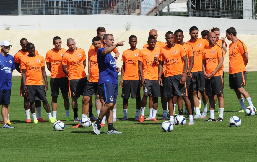 Sous le regard de Patrice Garande, Jean-Marie Huriez, son adjoint, donne les instructions au groupe caennais pour la première séance de la saison avec ballon.
