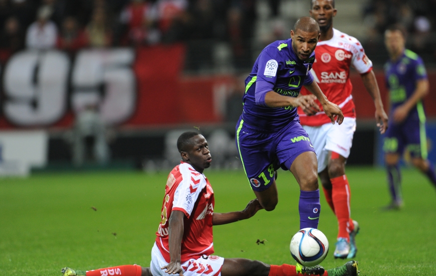 A l'image de Jordan Adéoti qui transperce Omenuke Mfulu, les Caennais ont fait subir leur première défaite de la saison à domicile au Stade de Reims.