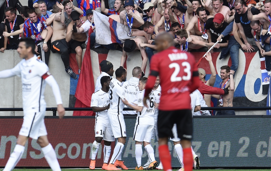 Les 300 supporters "Bleu et Rouge" qui avaient fait le déplacaement au Roudourou communient avec leurs protégés après l'ouverture du score de Ronny Rodelin.