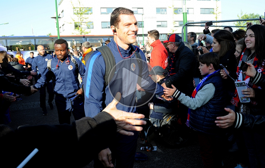 Avant le match, Rémy Vercoutre, Saidi Ntibazonkiza, Alexandre Raineau et l'ensemble de leurs coéquipiers ont pris un bain de foule ; les Caennais arrivants, une fois n'est pas coutume, sur l'esplanade de d'Ornano au milieu de leurs supporters.